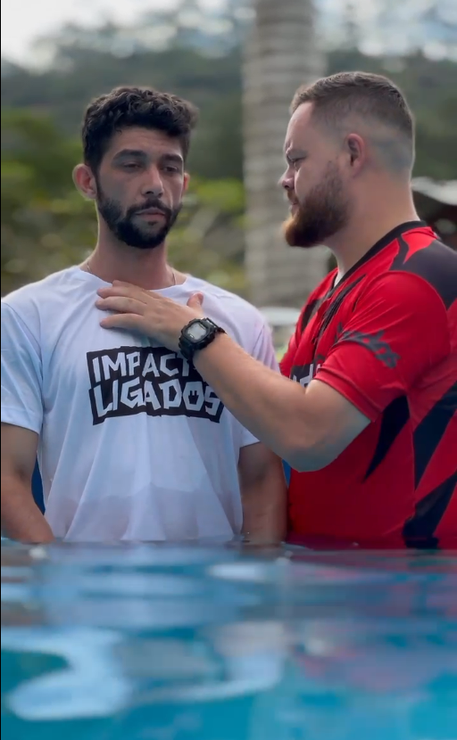 Batismo em rio durante culto ao ar livre